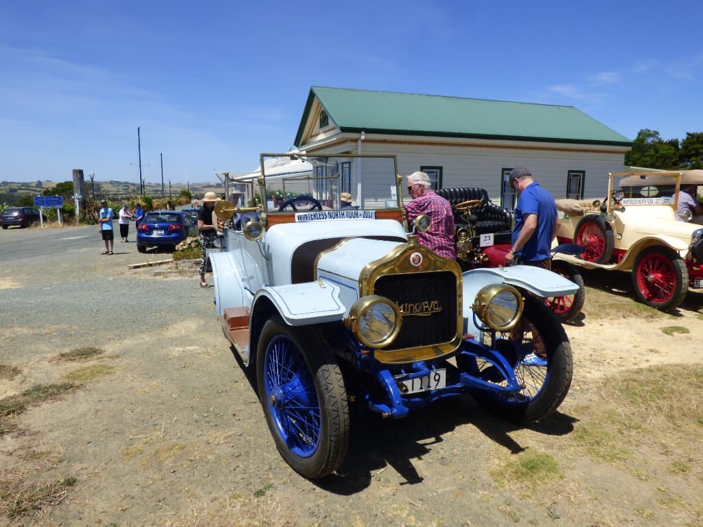Im Hintergrund die Mast der "Rainbow Warrior"