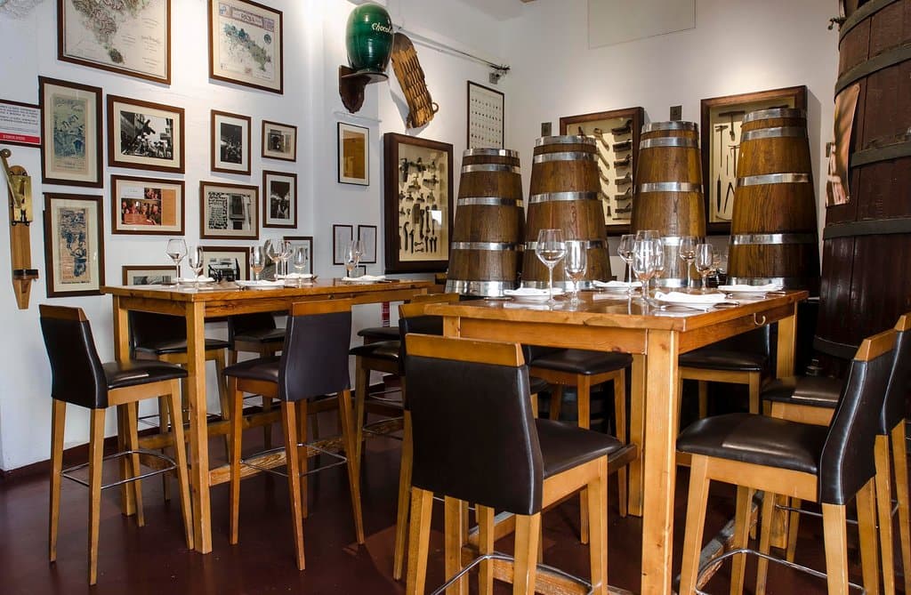 Sala comedor "Patio" mesas altas. Patio dining room