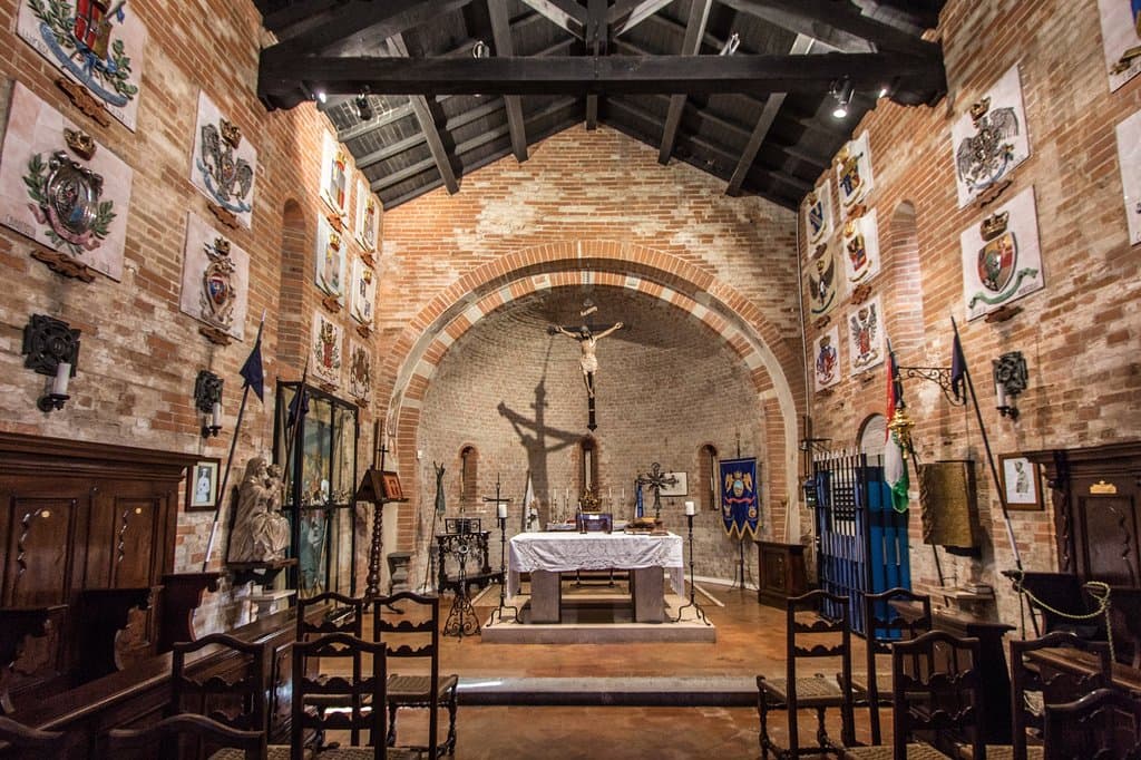 interno della chiesa con gli stemmi dei reggimenti di cavalleria