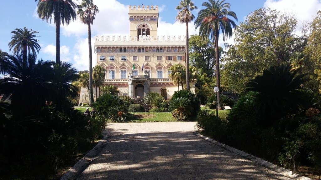 vista del parco e del palazzo comunale