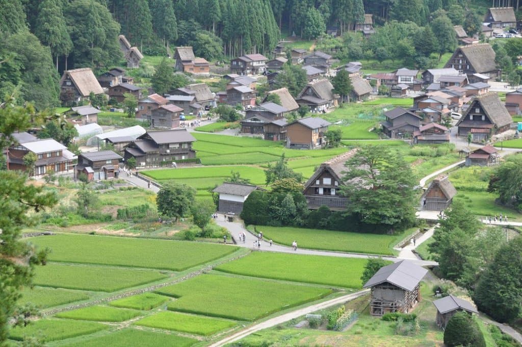 Case Gassho con tetto in paglia di un metro e falde a mani giunte  