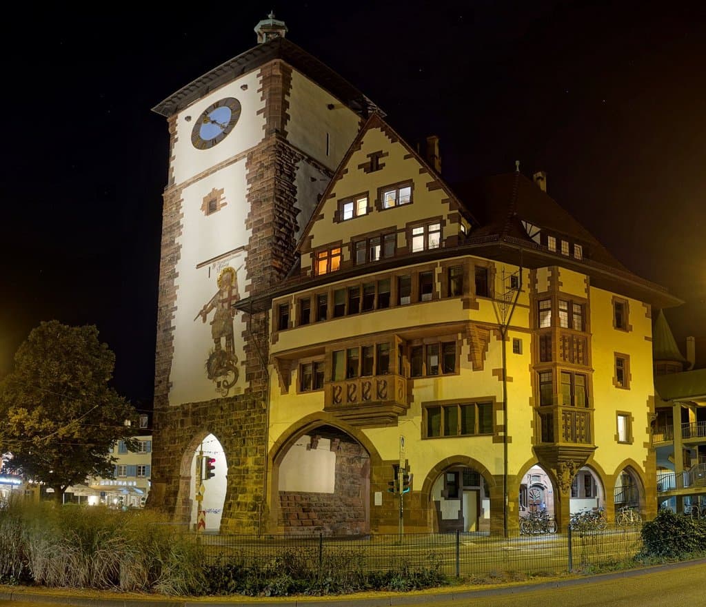 Renoviertes Schwabentor bei Nacht 