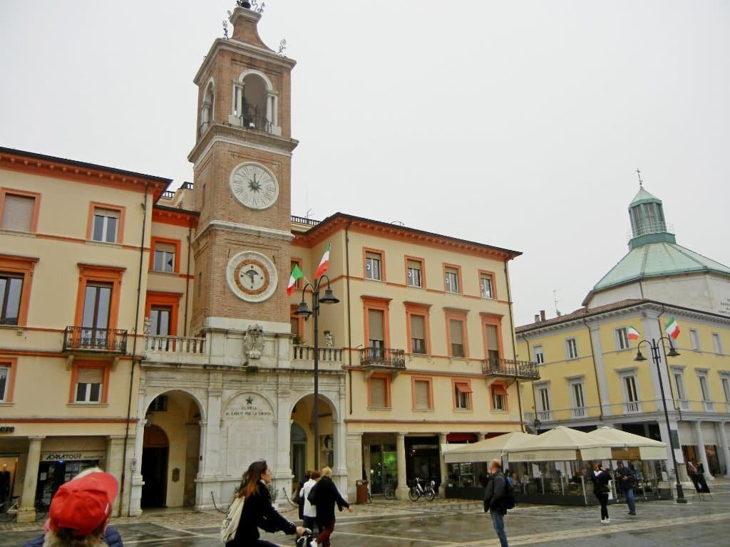 Уникальные часы и вековой календарь