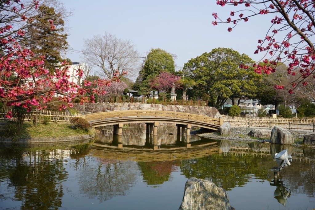 池に掛かる橋-2
