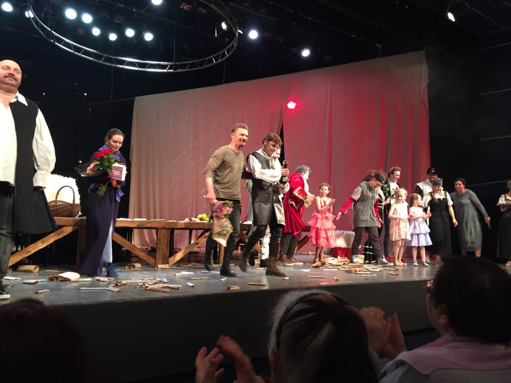 Обязательно сходите в театр.