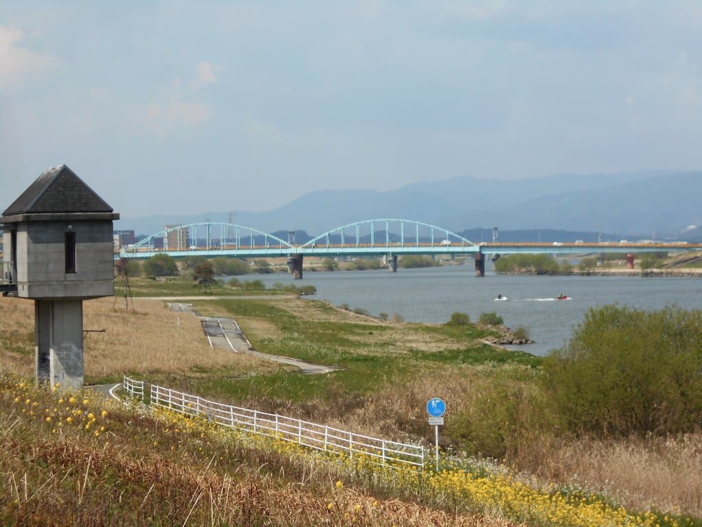 中干出公園付近のサイクルロード(川面にはジェットボート)