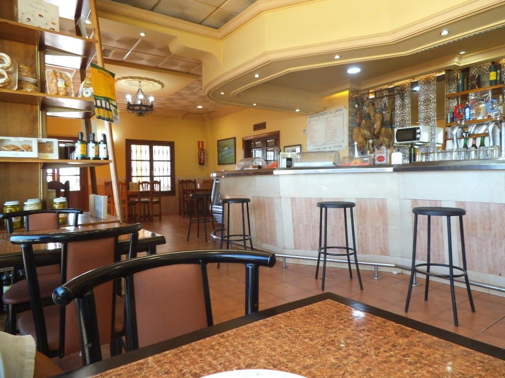 Zitgedeelte, bar met links uitstalling plaatselijke producten