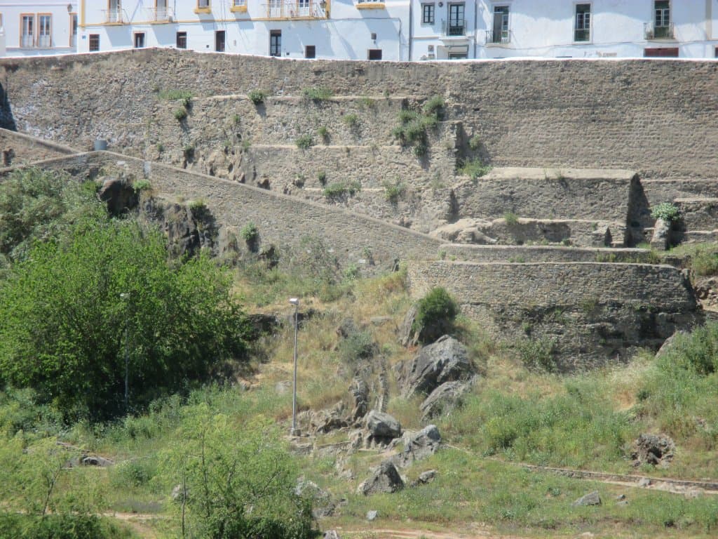 Parte de las murallas que se ligan con el monumento.