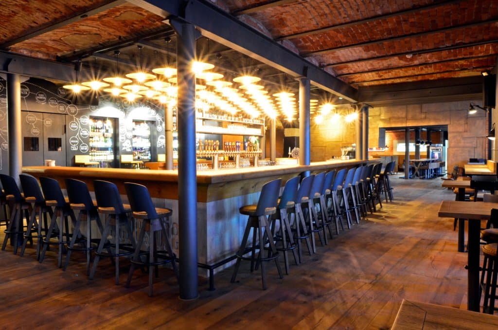 Das Herzstück: die Theke mit 21 Bieren vom Fass und über 100 aus der Flasche