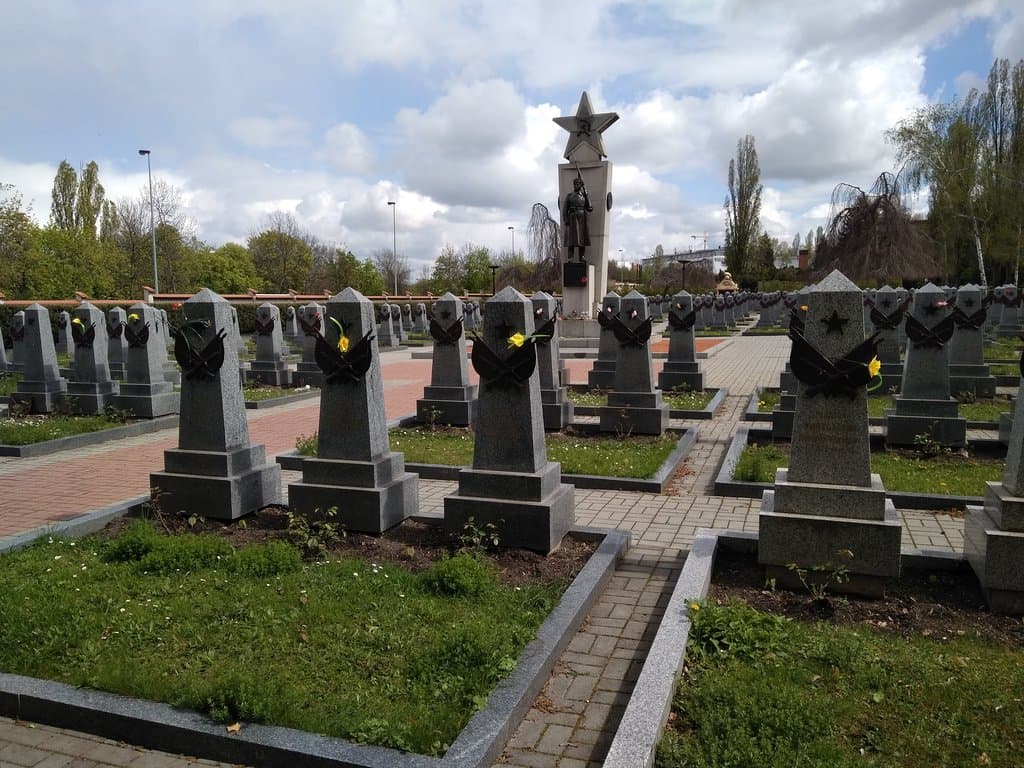Воинское захоронение красноармейцев. Дата смерти с 9 по 20 мая 1945 года.
Для кого когда закончи