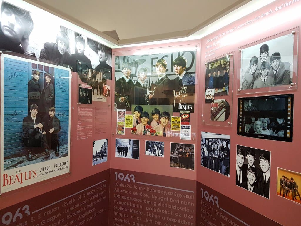 Világtörténeti kitekintés is van a Beatles története mellett