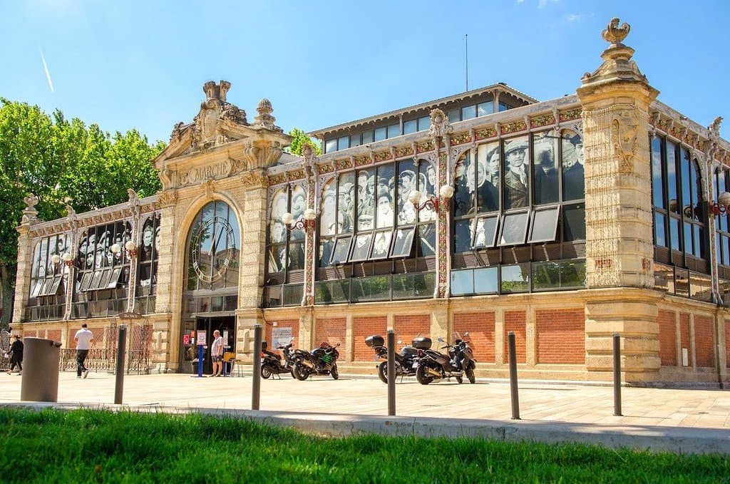 Le parvis des Halles de Narbonne