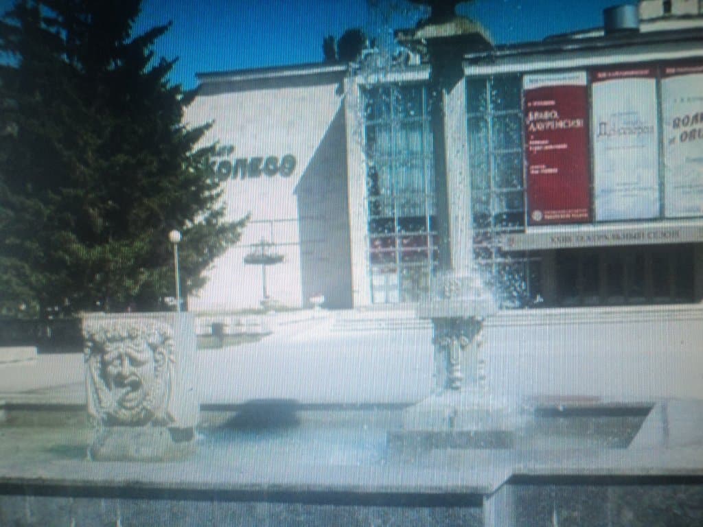 Еще один внешний вид театра.