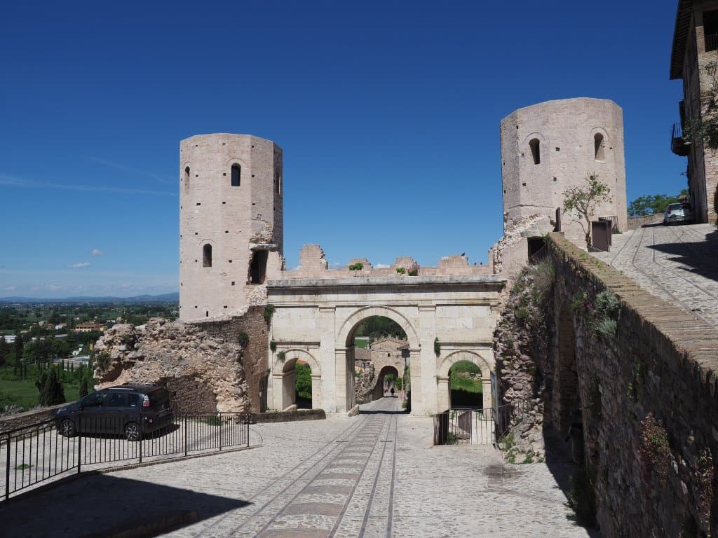 Porta Venere e Torri di Properzio