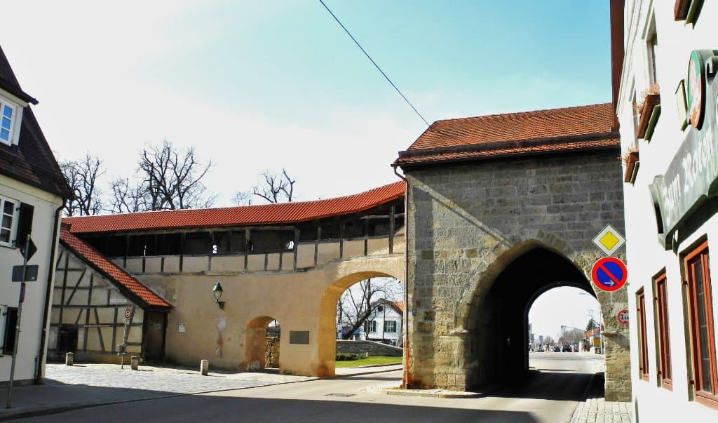 Baldinger Tor mit Stadtmauer