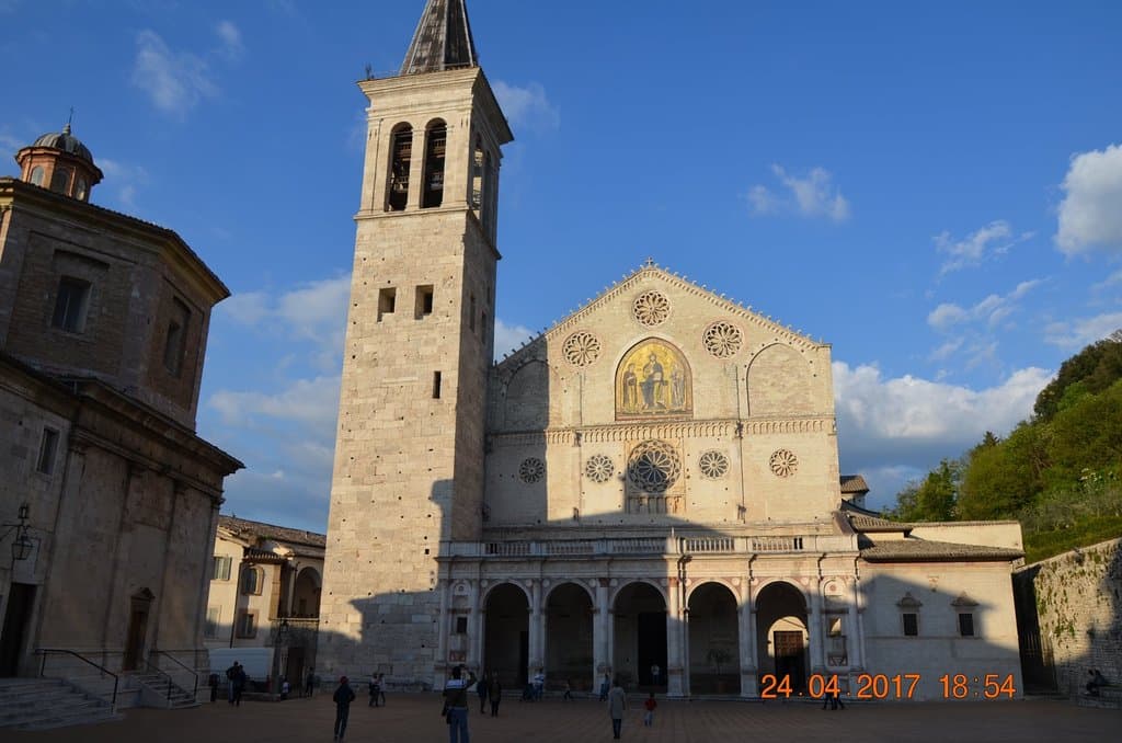 Cattedrale con antistante piazza