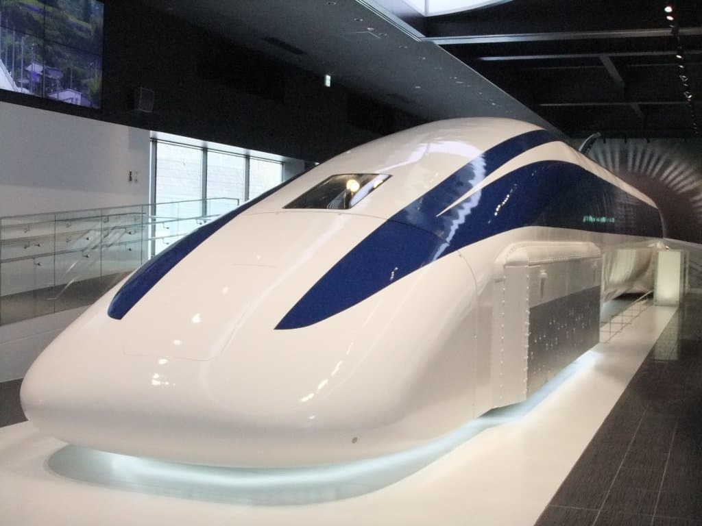 どきどきリニア館1階のシンボル展示車両「MLX01-2」です。2003年に当時の鉄道世界最高速度記録、時速581キロを達成した実際の車両です。