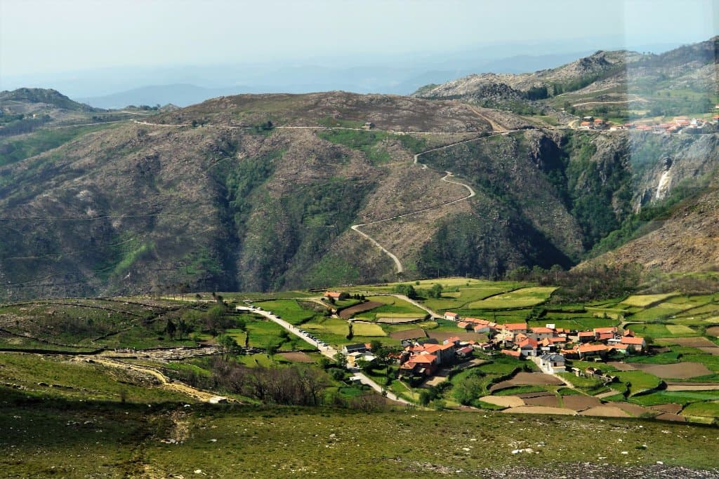 Vista da Aldeia deCastanheira (inclui Casa das Pedras Parideiras)