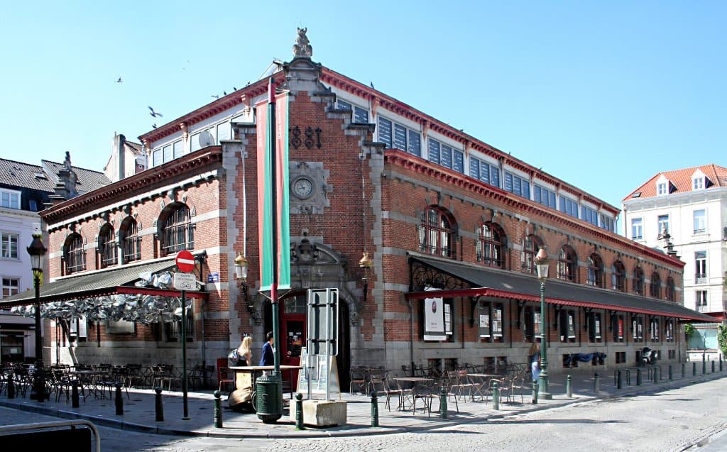 Explore the area around Place Saint-Géry