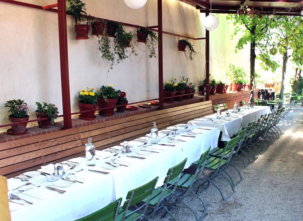 Aufgerichtete Tafel für 35 Personen