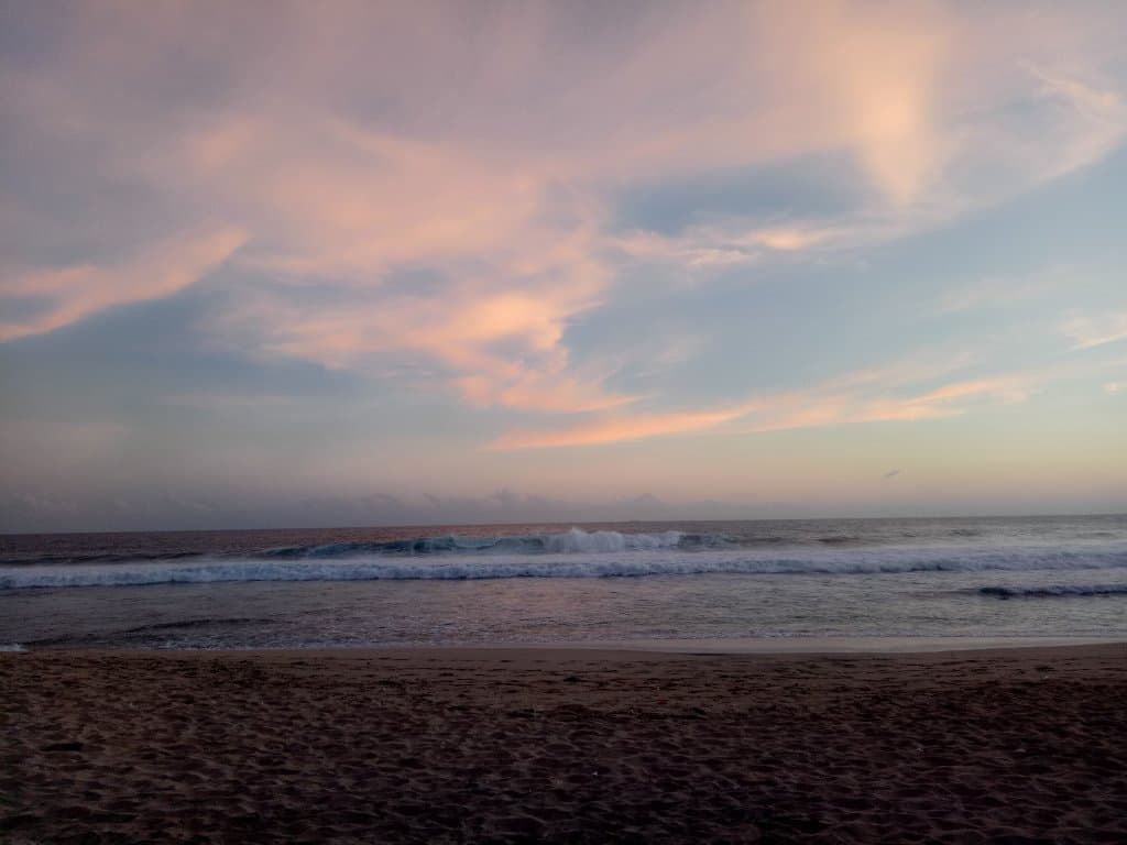 Pantainya masih sangat Sepi Dan bersih very recommended