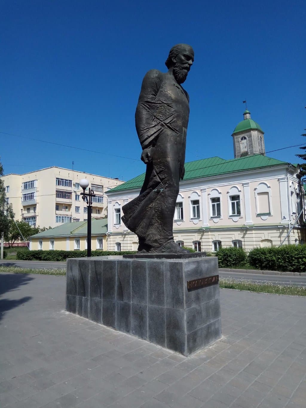 На фоне здания гауптвахты