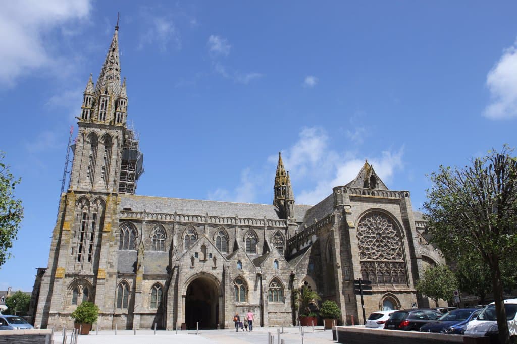 très bien mise en valeur par l'aménagement de la place