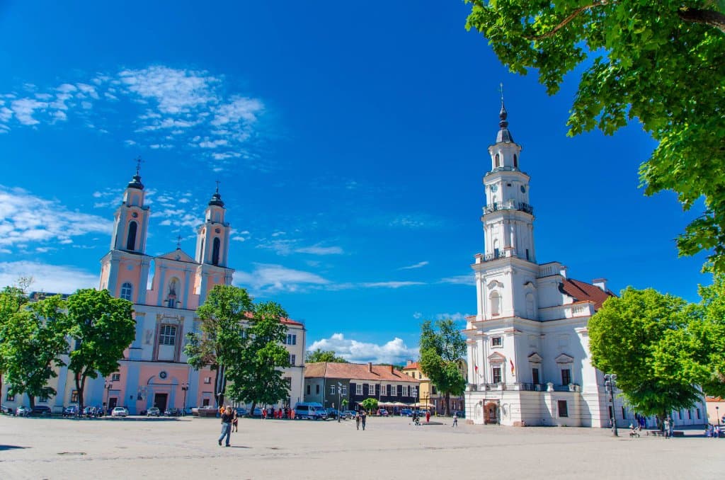 Rathausplatz mit Rathaus und Jesuitenkirche
