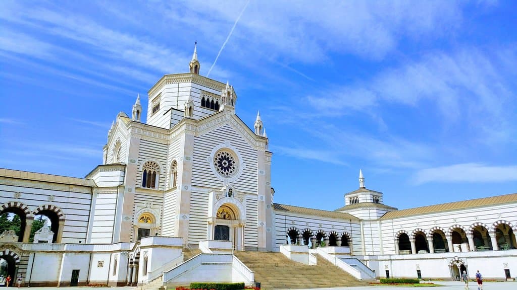 girişindeki güzellikle "acaba burası neymiş" diye bi kendine çekiyor sizi ve içine bi girip bakm