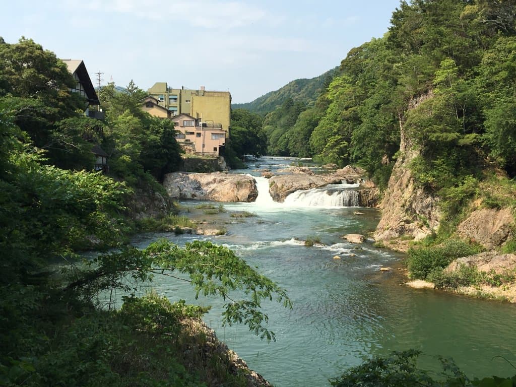 湯谷温泉の象徴的景観 板敷川(宇連川)の大滝