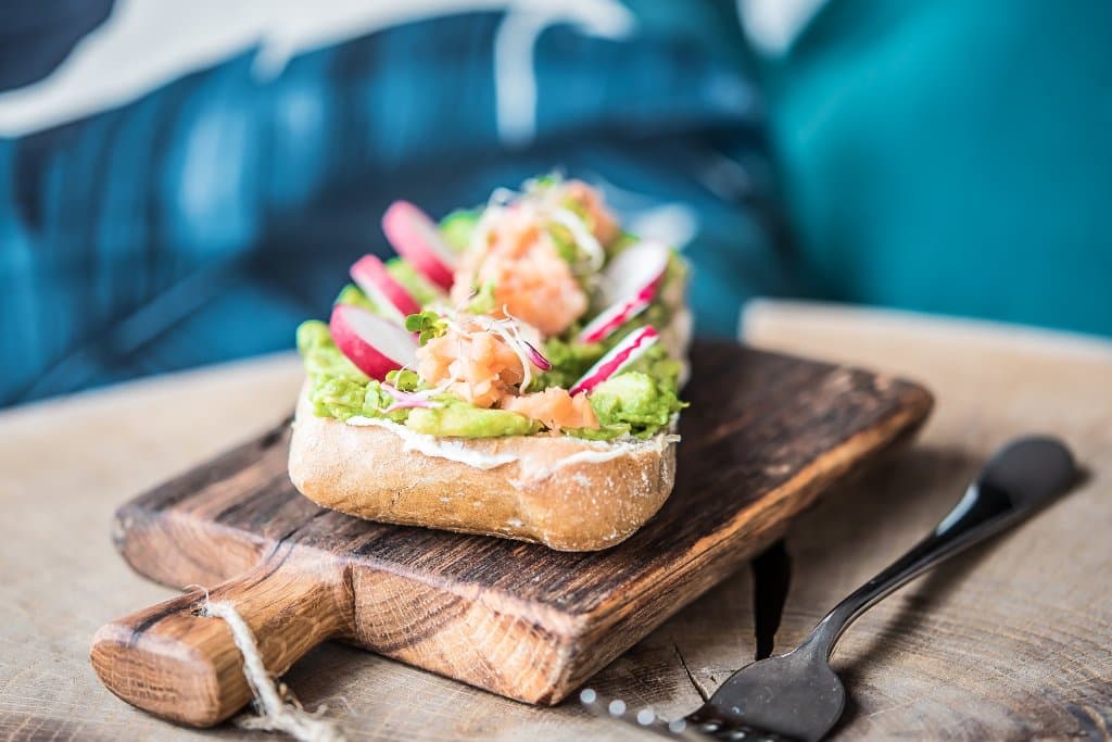 Kanapka z guacamole i łososiem