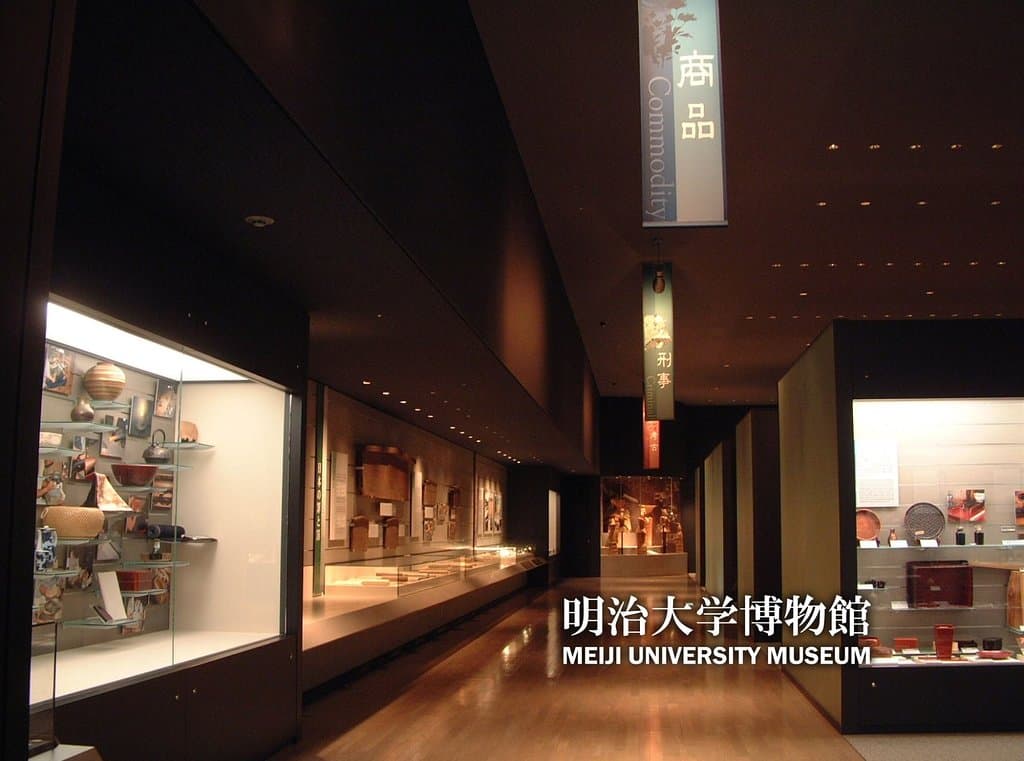 明治大学博物館常設展示室入り口付近