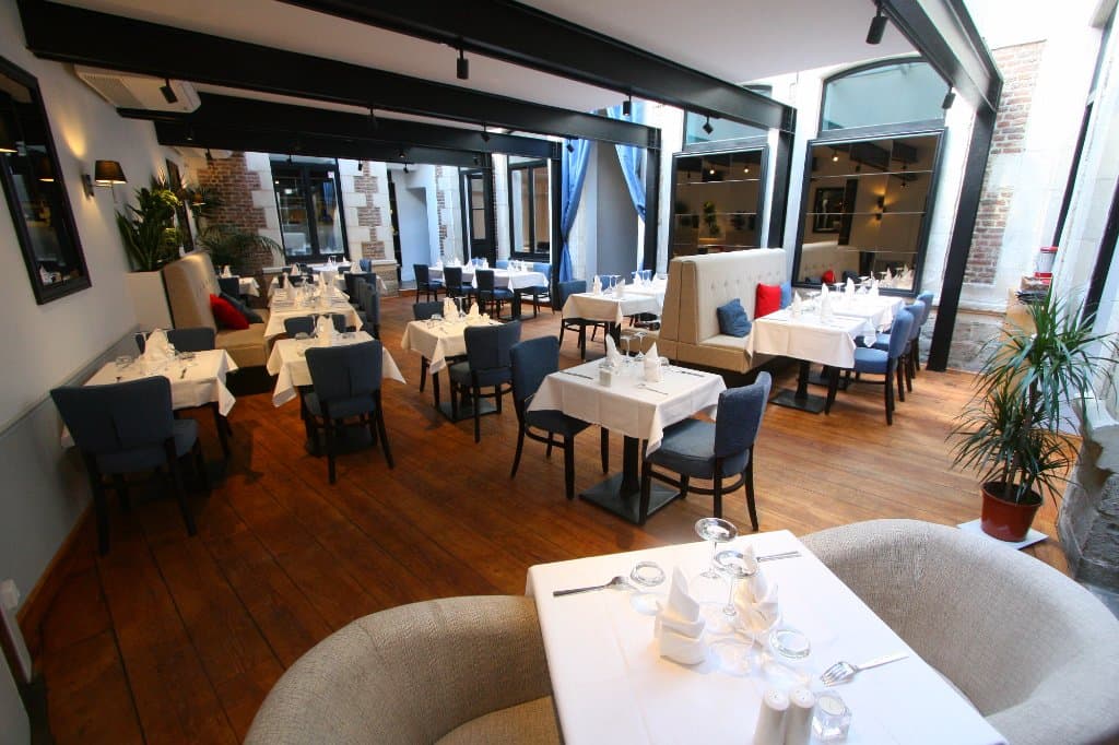 Seconde salle caractérisée par ses pierres et briques de façade