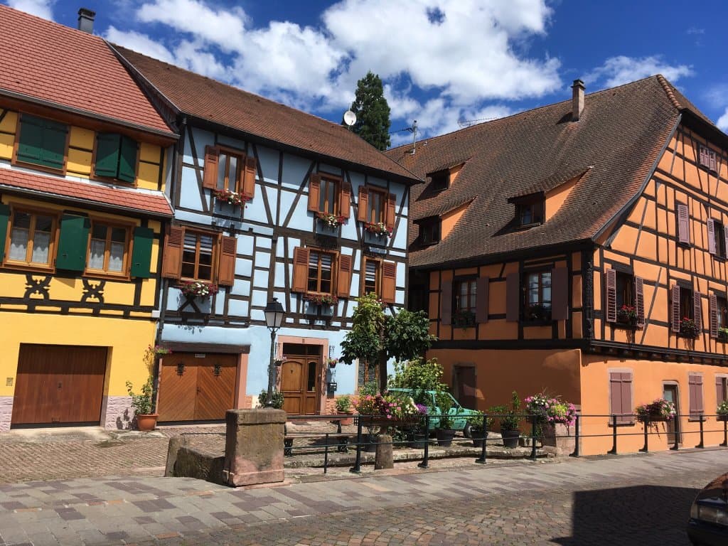 Sehr herzig, tolle Leckereien, Sehenswürdigkeiten am Laufmeter, tolle kleine Restaurants mit lok