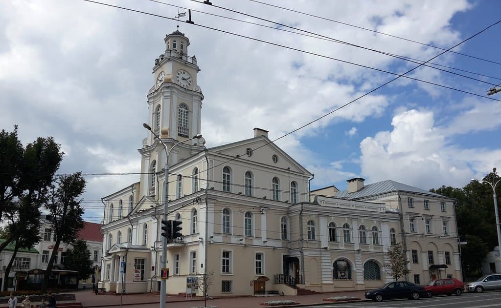 Вид на здание музея через дорогу.