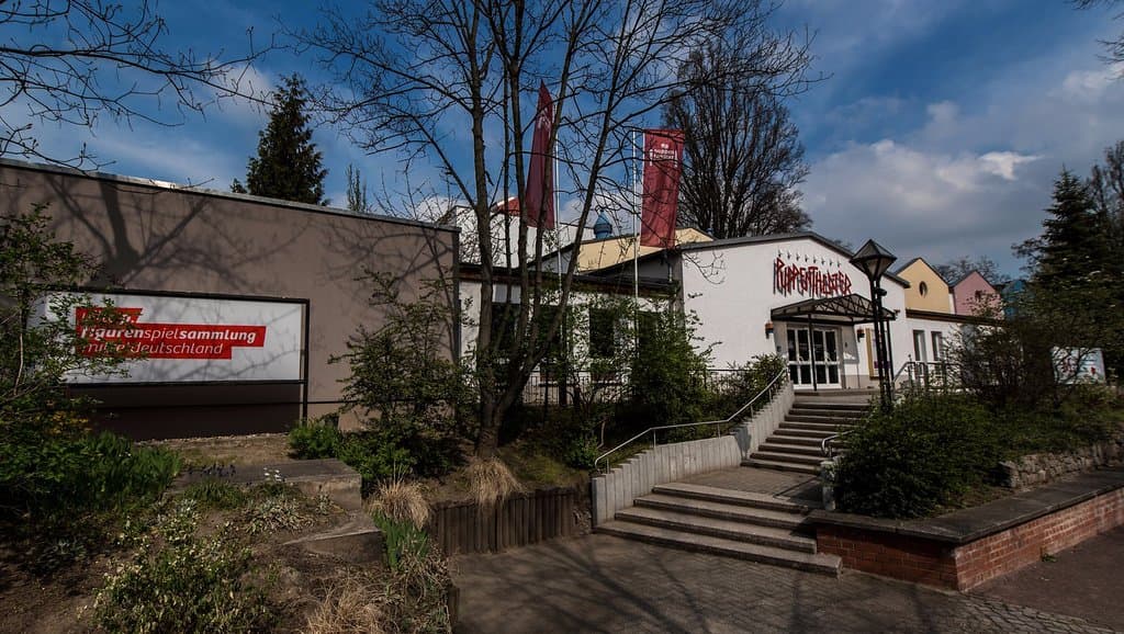 Stetiges Repertoire von 20 Inszenierungen und 5 Neuproduktionen für Kinder und Erwachsene.