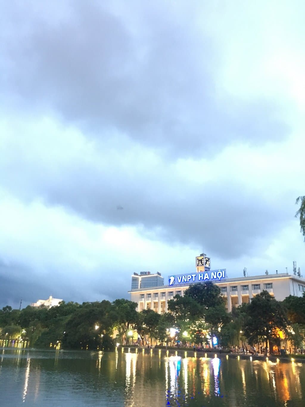 Admire the architecture of the Hanoi Post Office
