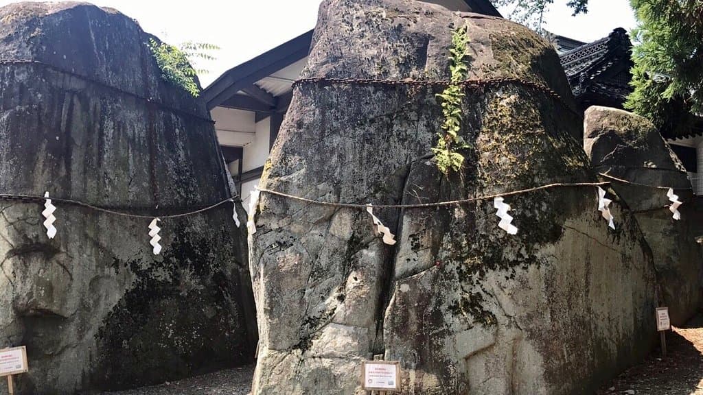 三ツ石神社
