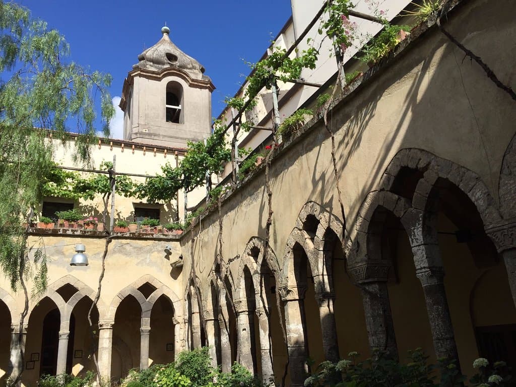 lindisimo Claustro, muy apacible