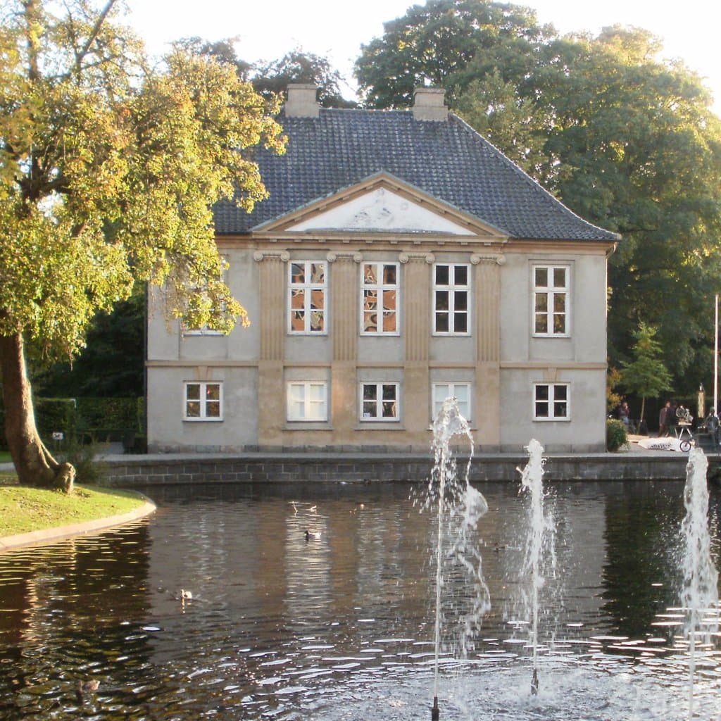 Møstings Hus og dammen ved Andebakkestien