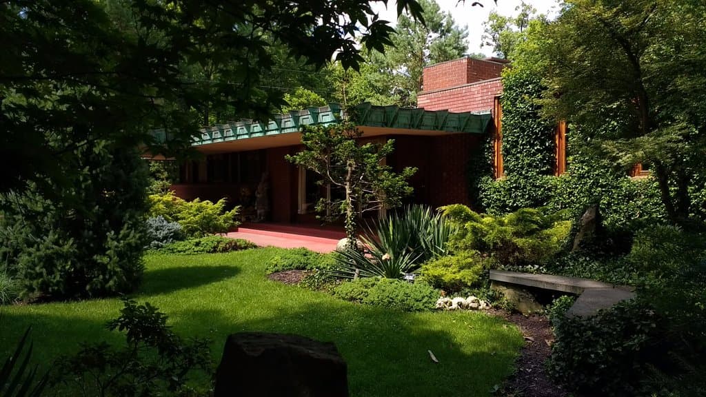 A beautiful house in a beautiful setting!