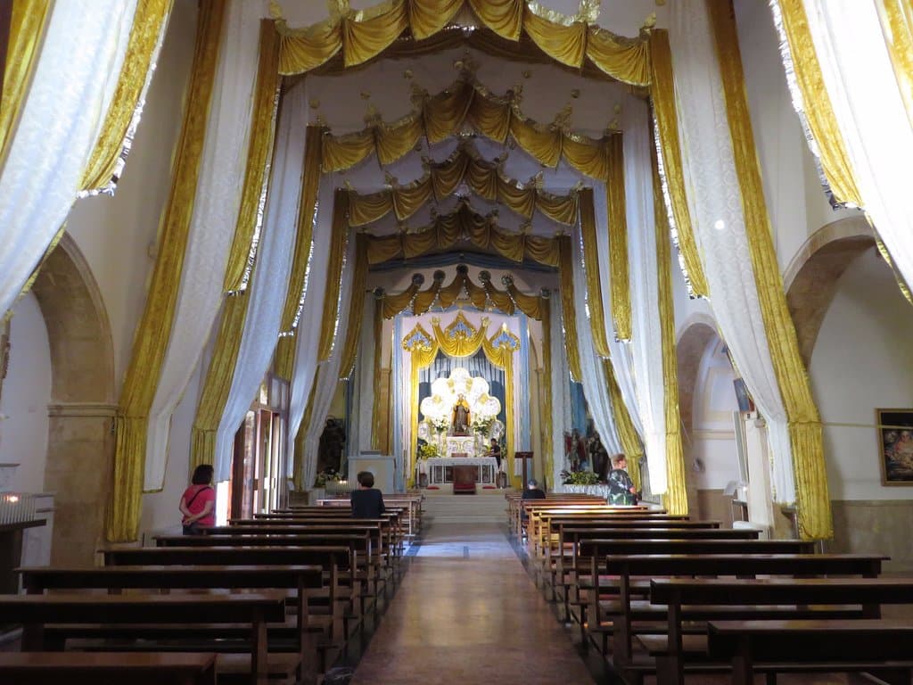 interno della chiesa con gli addobbi della festa