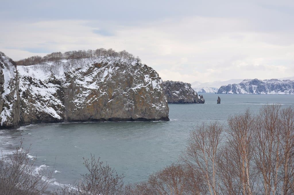 Вид со скалы на бухту