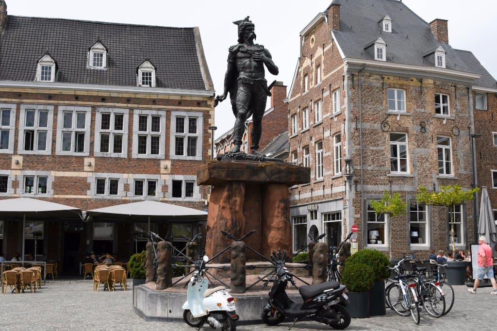 Ambiorix kijkt uit op het marktplein in Tongeren