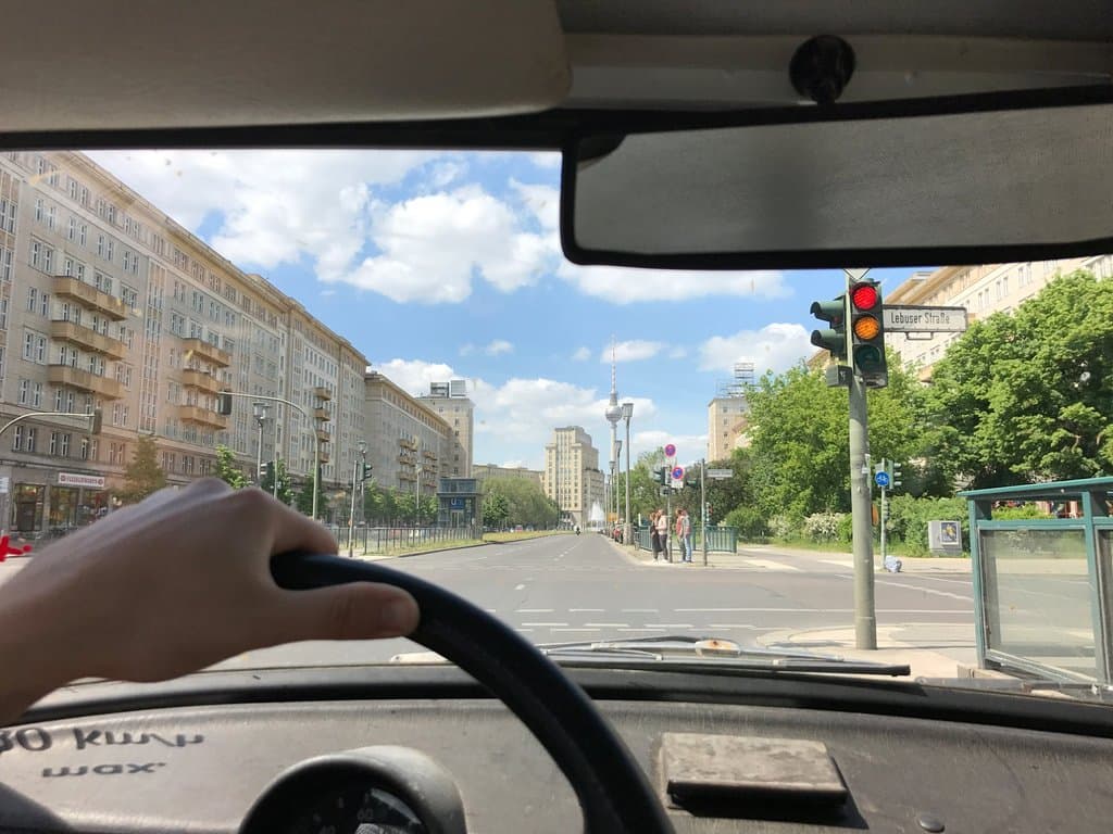 Im Trabi auf der Frankfurter Allee in Berlin 