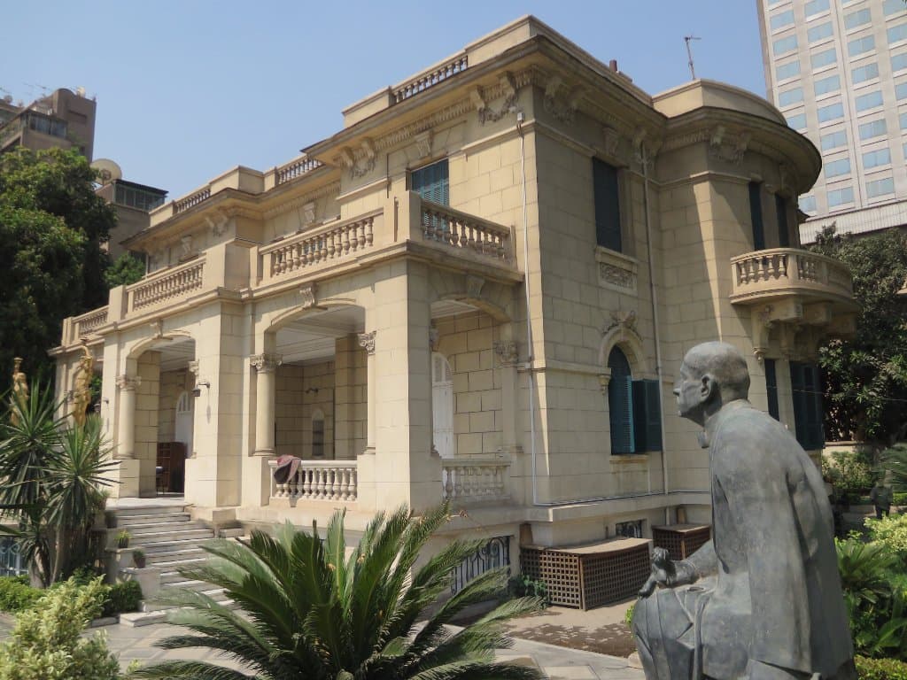 博物館建築和詩人雕像