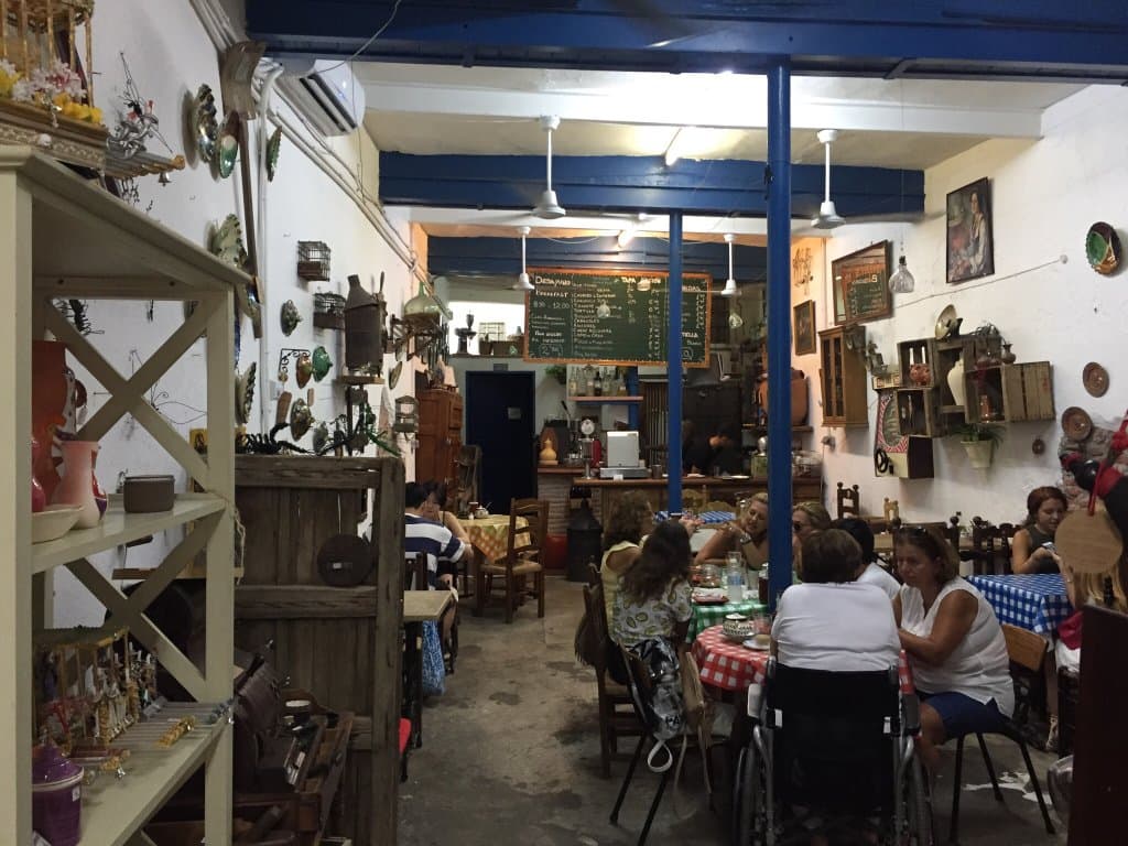 Lindo lugar no solo para comer sino para encontrar cosas muy lindas en antigüedades y demás rega