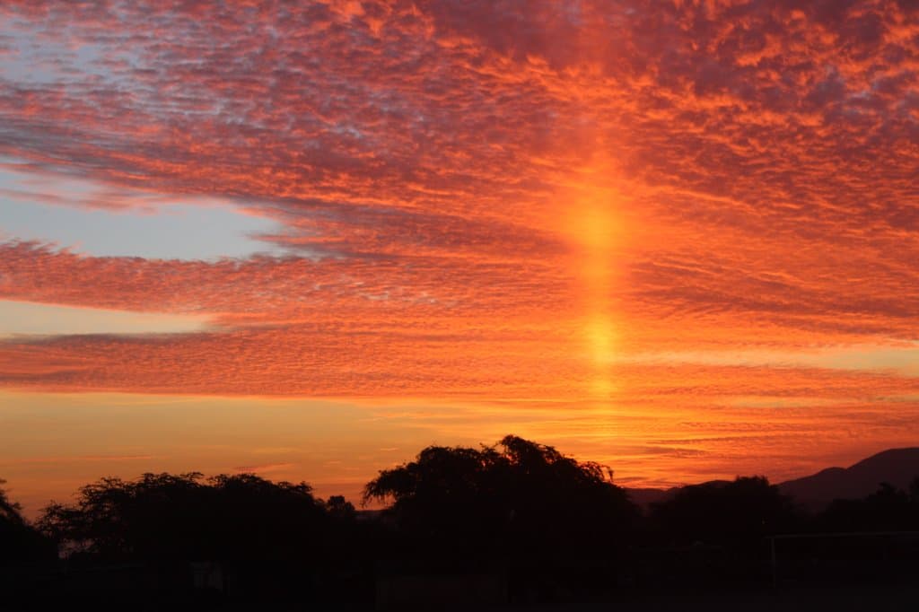 Atardecer en Nazca mayo de 2017, los rayos del sol forman una línea sobre Nazca