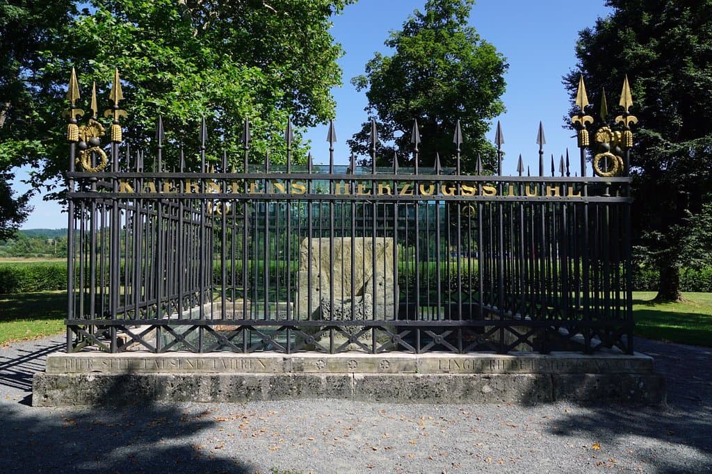 Les barrières de protection et la cage en verre