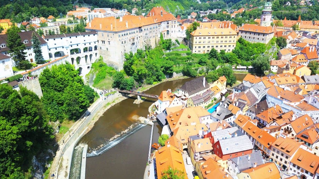 Слева - вход с парковки